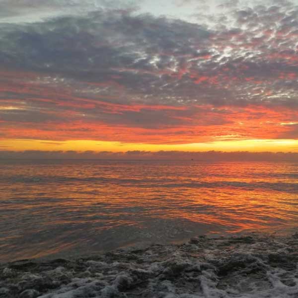 Imagen del mar y cielo rojo