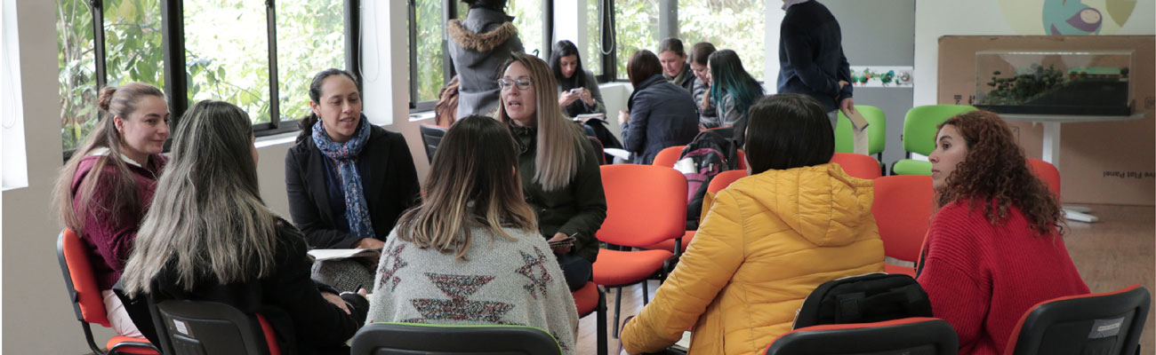 Reunión de personas en mesa redonda donde se encuentran realizando una capacitación 