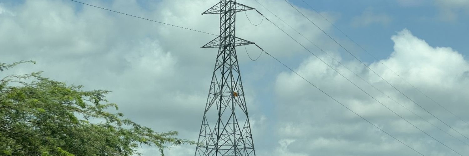 Imagen de referencia de una torre de línea de transmisión en Colombia