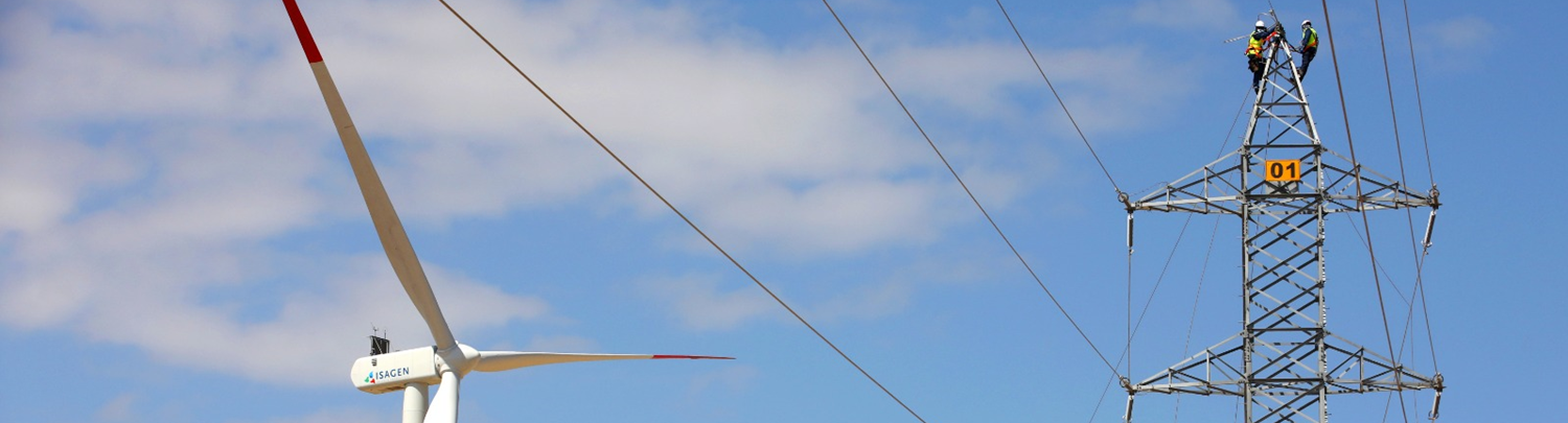Torre de transmisión y torreo eólica de energía con cielo azul despejado