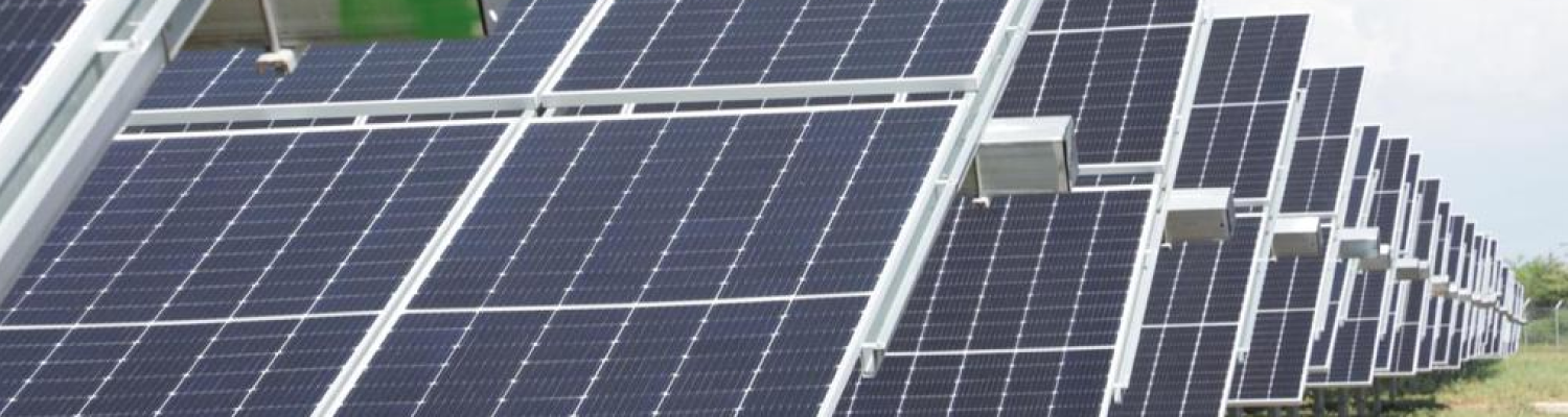 Paneles solares organizado en una fila 