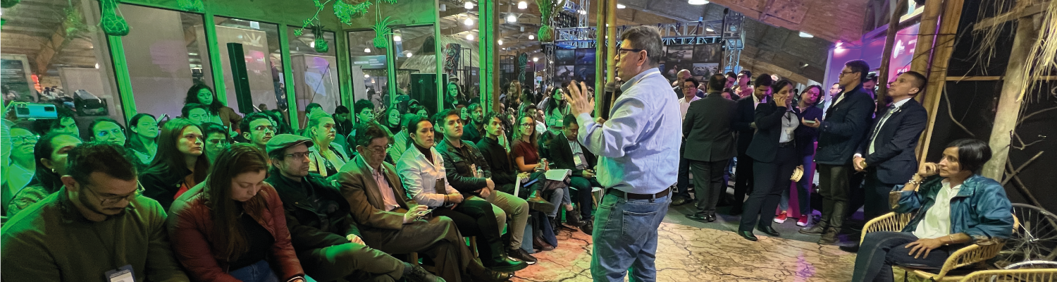 Director ANLA dictando charla con ministra en Feria FIMA