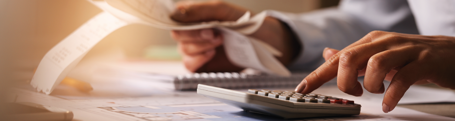 persona haciendo cálculos de facturas