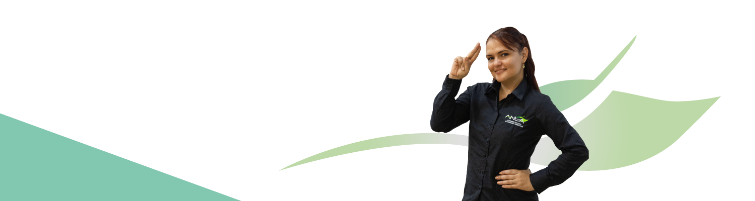 Mujer en fondo blanco con expresión en lenguaje de señas