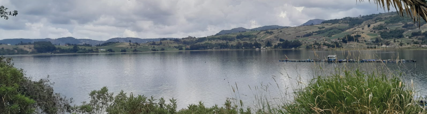 Paisaje del lago de tota con una plataforma en medio del agua