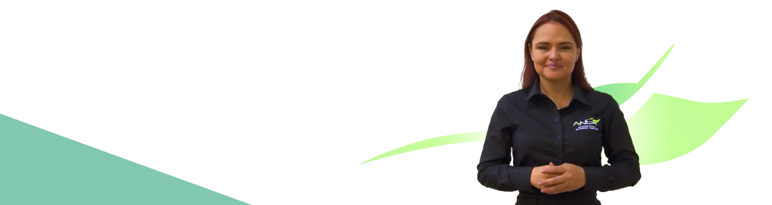 Mujer en fondo blanco con expresión amable