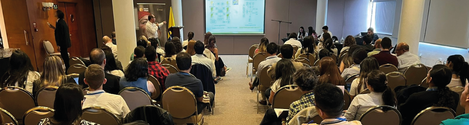 Salón lleno de personas escuchando presentación de temas de licenciamiento ambiental