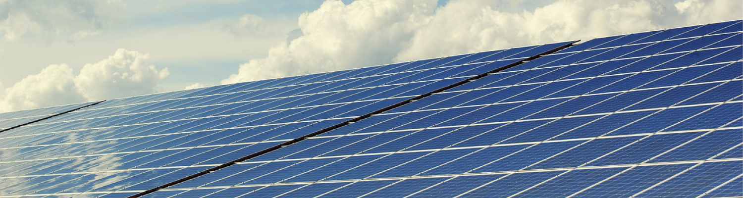 Paneles solares y de fondo cielo despejado